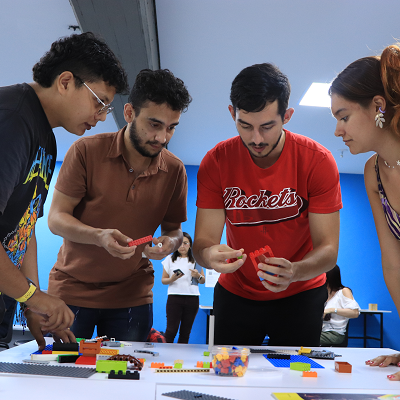 El taller de Lego, liderado por Luis Felipe Hincapié, despertó la creatividad de todos al tener que buscar soluciones creativas a diferentes situaciones. Foto: Dirección Académica