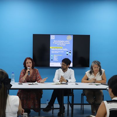 Las profesora Ángela María Restrepo de la UNAL y María Helena Vivas de la UdeA, ofrecieron un conversatorio sobre metodologías de aprendizaje basado en el juego. Foto: Dirección Académica