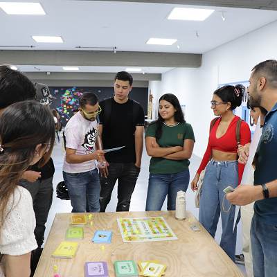 Durante agosto, estudiantes, profesores, colaboradores y egresados se acercaron al espacio para jugar. Foto: Dirección Académica