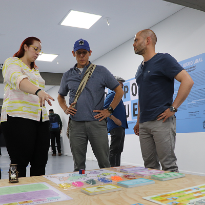 El profesor Sergio Restrepo presentó un juego sobre Isla Fuerte. Foto: Dirección Académica